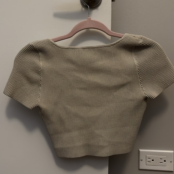 Babaton Aritzia Sculpt Knit Ribbed Crop Top – Size M - Picture 4 of 4